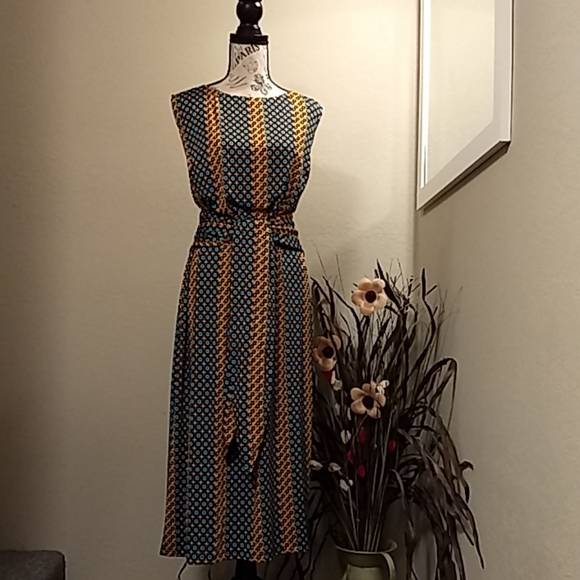 Emma & Michele Dresses & Skirts - ☃️🎁☃️Flattering Fall/Winter Dress